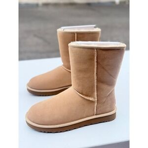 UGG CLASSIC SHORT II SUEDE WOMEN BOOTS SAND US 11 New with Box